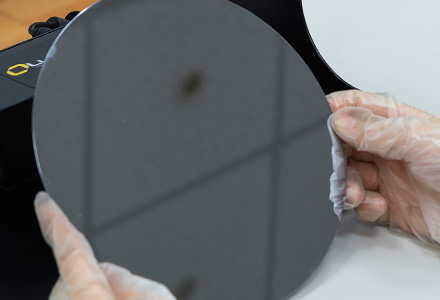 Wafer particles inspection under white light